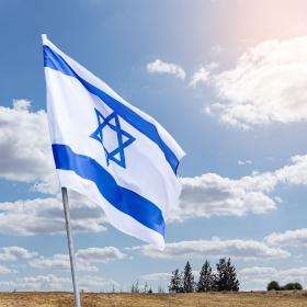 דגל ישראל על רקע יישוב