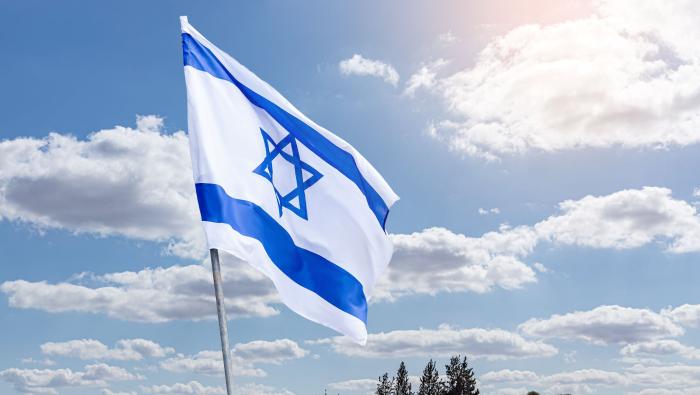 דגל ישראל על רקע יישוב